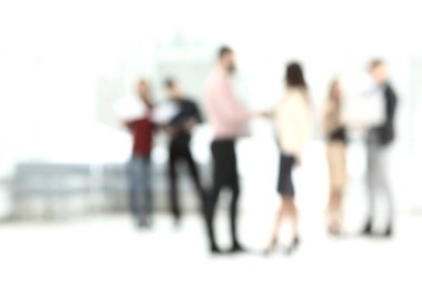 arka plan resmi office koridorda konuşan bir iş takımının