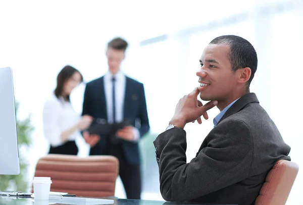 Självsäker ung affärsman på suddig bakgrund office — Stockfoto