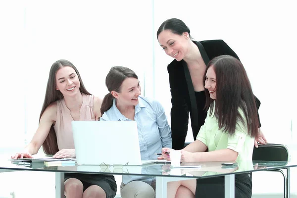 Groupe souriant de femmes derrière un bureau dans le bureau — Photo