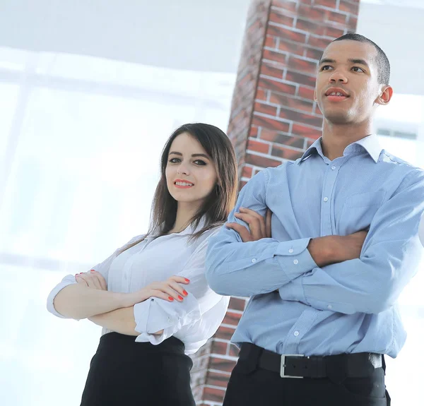 Equipo empresarial seguro en el fondo de la oficina. —  Fotos de Stock