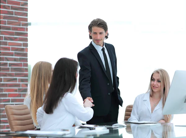 Handshake Gerente y cliente en una oficina moderna — Foto de Stock