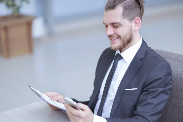 Fechar. homem de negócios que trabalha com documentos financeiros. foto com espaço de cópia — Fotografia de Stock