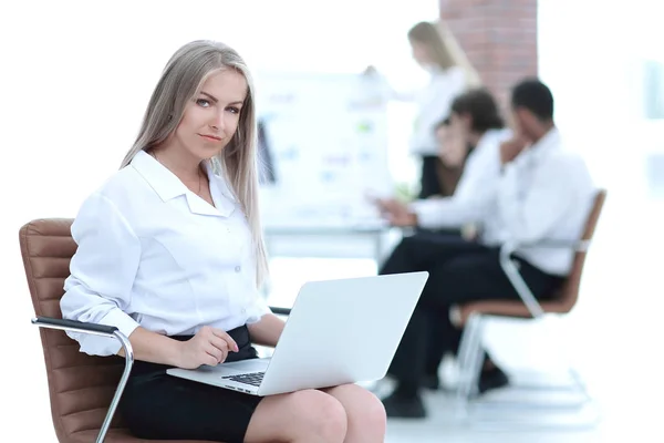 Geschäftsfrau mit Laptop auf verschwommenem Hintergrund — Stockfoto