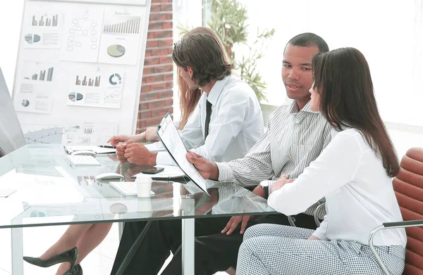 Relatore presenta un nuovo progetto finanziario nella sala conferenze — Foto Stock