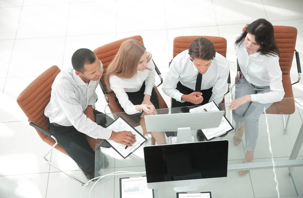 Business team discussing a business document.the business concept. — Stock Photo, Image