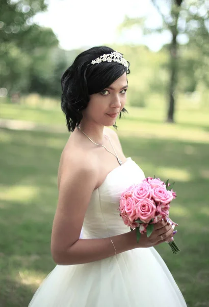公園に花束立って若い花嫁 — ストック写真