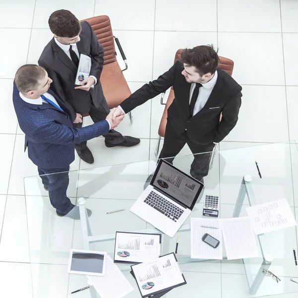 Handshake affärspartners innan man överväger en ny ekonomisk överenskommelse — Stockfoto