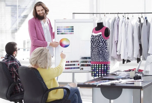 Designers de moda discutindo paleta de cores no estúdio — Fotografia de Stock