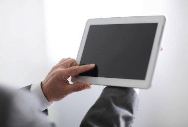 yakın çekim. bir el presleri dijital tablet ekran mans