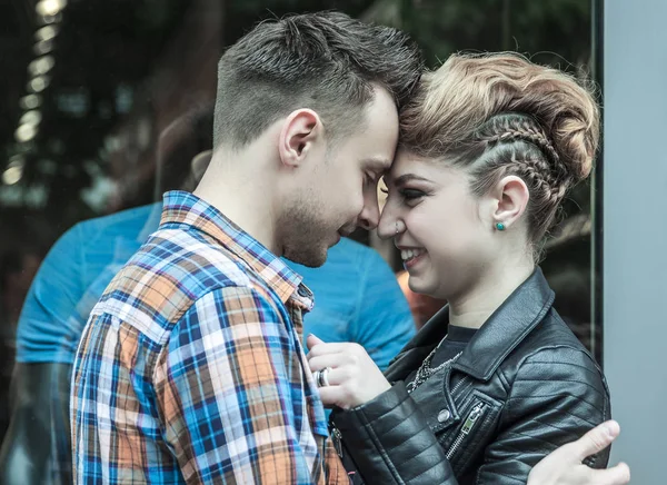 Концепция счастья: счастливая влюбленная молодая пара — стоковое фото