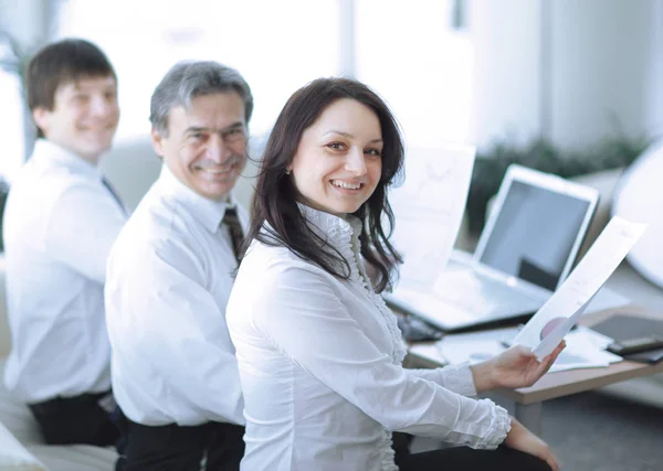 Retrato de la mujer de negocios moderna en el fondo de su lugar de trabajo —  Fotos de Stock