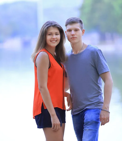 Pares de estudantes no fundo turvo da cidade do lago — Fotografia de Stock