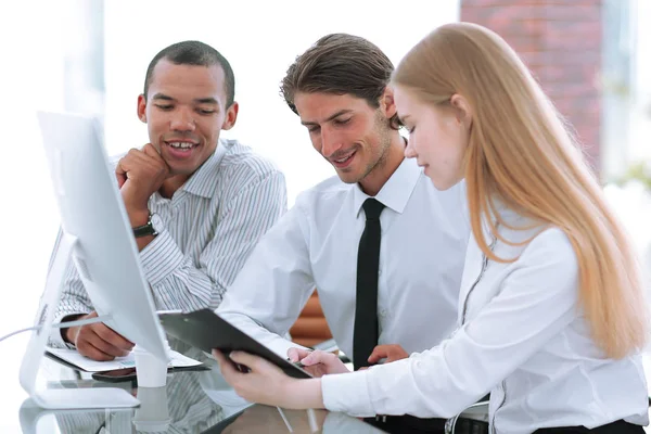 Amigable equipo de negocios discutiendo ideas de negocio prometedoras . — Foto de Stock