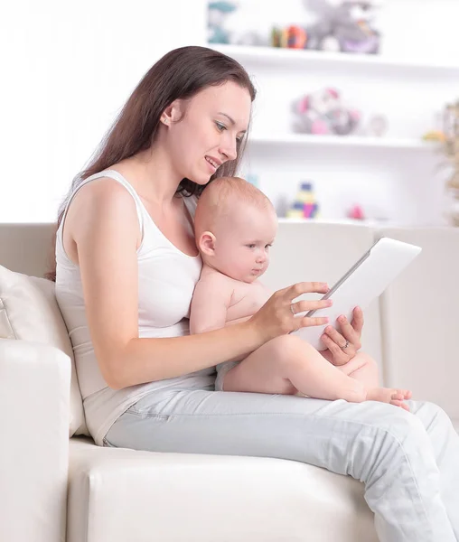 Mama i dziecko patrzą na cyfrowy ekran tabletu — Zdjęcie stockowe