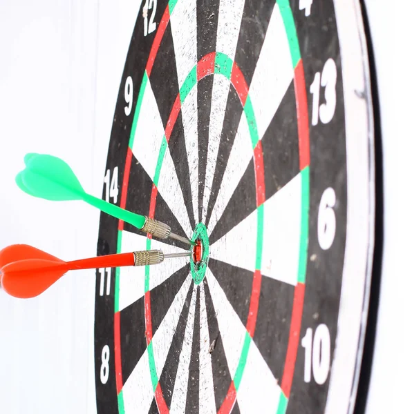 Pijlen in het midden van het doel. Darten — Stockfoto
