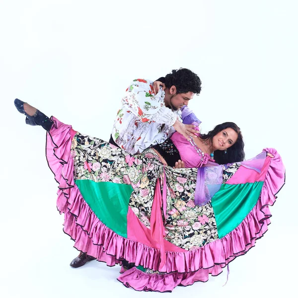 Profesionální taneční pár v Gypsy kostým provádět lidový tanec — Stock fotografie