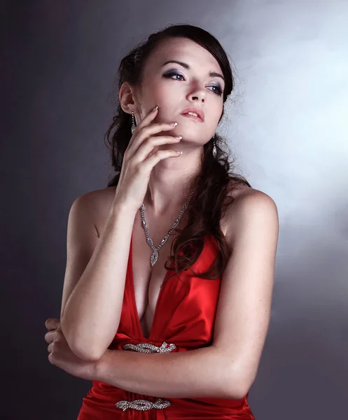 Амбітна красива жінка в червоній сукні. ізольована на темряві — стокове фото