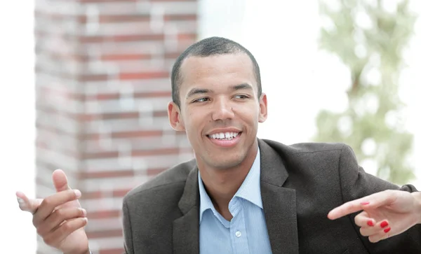 Closeup .smiling zakenman weergegeven: forward.photo met kopie ruimte — Stockfoto