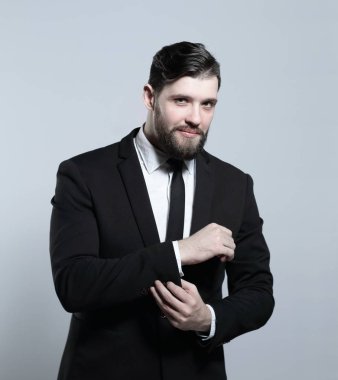 ciddi iş adamı onun kol gömleğinin kolunda ayarlama