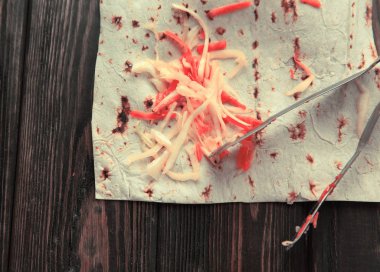 bir Pide ile ahşap background.photo üzerinde lahana turşusu 