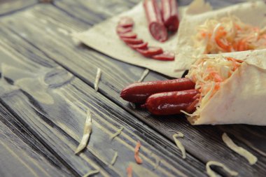 Tütsülenmiş sosis ve cabbage.photo kopya alanı ile silindir mini değirmenler