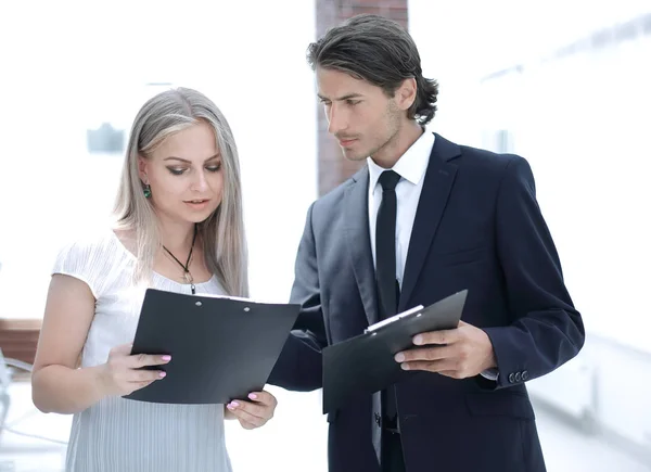 Homme d'affaires et femme d'affaires discutant de documents avant la réunion — Photo