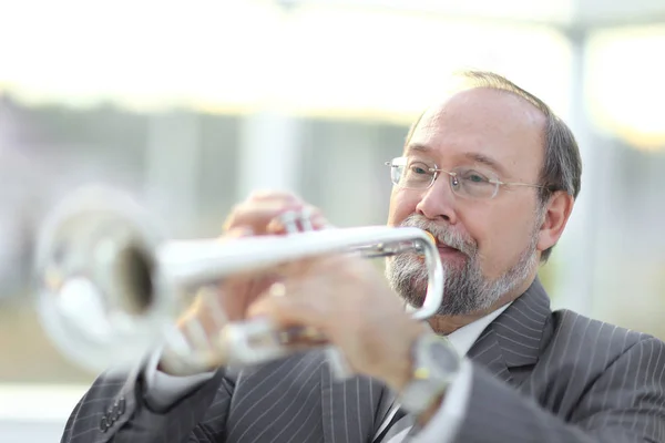 Портрет музыканта, играющего на трубе . — стоковое фото