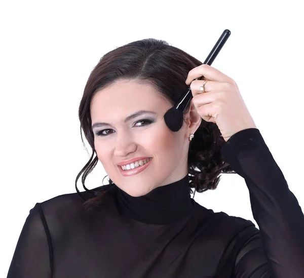Mujer joven con estilo con cepillo para maquillaje — Foto de Stock