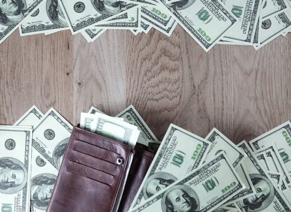 Rám pro text z dolarových bankovek na dřevěné background.busines — Stock fotografie
