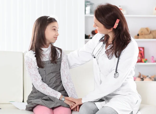 Çocuk doktoru, tedavi kurallarını küçük kıza kesin olarak açıklar. — Stok fotoğraf