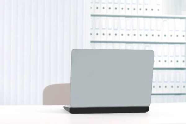 Office bir işadamı üzerinden açık masanın üstünde Laptop — Stok fotoğraf