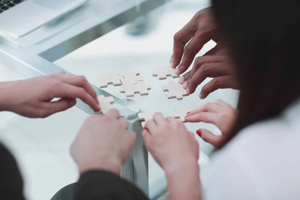 Close-up. Business team montage puzzelstukjes. — Stockfoto