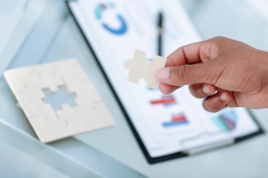 portre. bir masanın arkasında oturan bir bulmaca, işadamıdır.