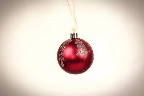 Κόκκινη χριστουγεννιάτικη μπάλα απομονωμένη σε λευκό φόντο — Φωτογραφία Αρχείου