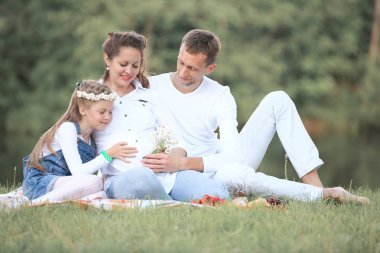 Aile mutluluğu - hamile anne ve mutlu baba kavramı bir