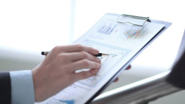 Grafik verileri ile ofiste çalışan işadamı kapatmak