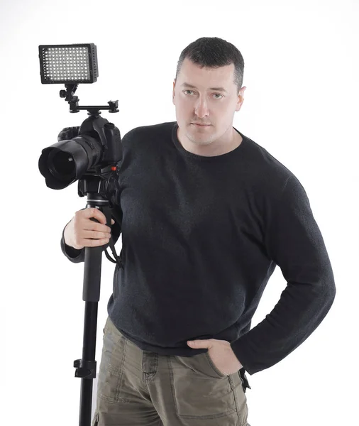 Fotógrafo profissional em pé perto do tripod.isolated em branco — Fotografia de Stock