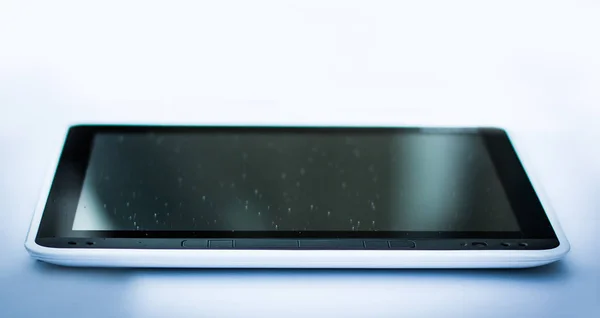 Nahaufnahme. schwarzer Tablet-PC. isoliert auf schwarzem Hintergrund. — Stockfoto