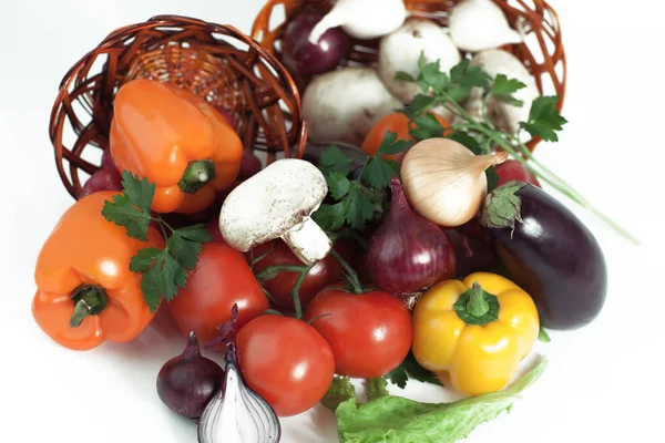 Closeup.mushrooms y verduras frescas en una canasta de mimbre — Foto de Stock