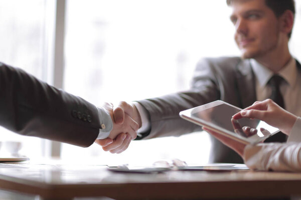 деловая женщина с цифровым планшетом на встрече деловых партнеров
