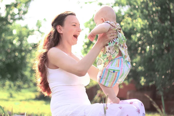 Mamma e baby.the concetto di una maternità felice.photo con spazio copia — Foto Stock