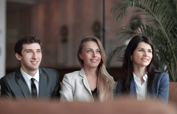 De cerca. miembros del equipo empresarial exitoso en el fondo de la oficina — Foto de Stock