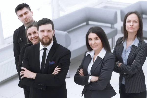 Close up.a groupe de gens d'affaires prospères debout dans la salle de bureau — Photo