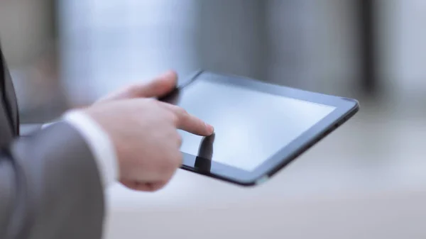 De cerca. hombre de negocios presionando su dedo en la pantalla de la tableta digital —  Fotos de Stock