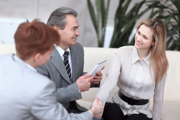 Geschäftsmann im Gespräch mit Mitarbeitern im Lobbybüro — Stockfoto