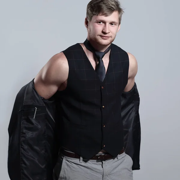 Jeune homme d'affaires en costume d'affaires sans chemise tient une veste sur son épaule — Photo