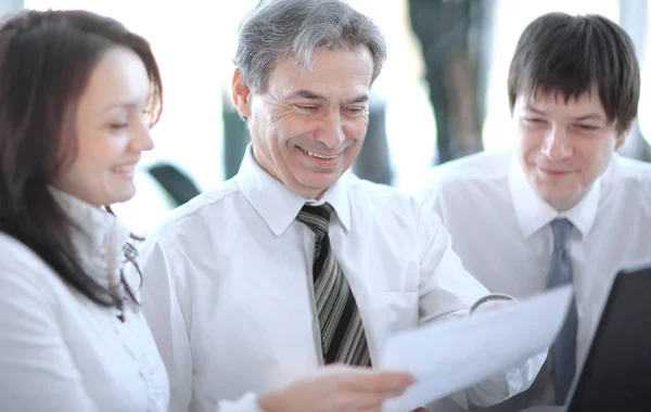 Primer plano. equipo de negocios discutiendo un nuevo contrato . — Foto de Stock