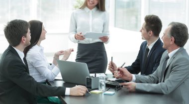 Genç iş kadını çalışma toplantısı hakkında bir rapor yapar