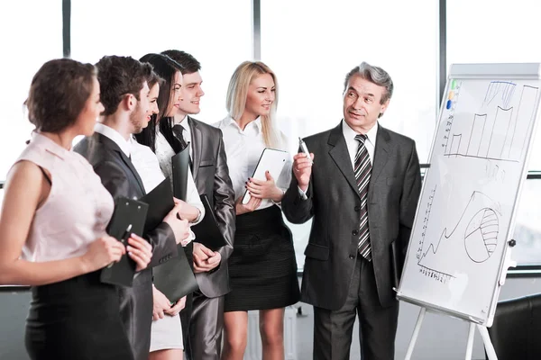 Groep van ondernemers die het beleid van de onderneming in het kantoor bespreken. — Stockfoto