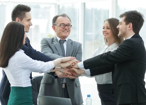 Equipo profesional de negocios muestra su unidad.El concepto de trabajo en equipo . — Foto de Stock